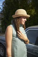 Anillo grueso de alpaca color plateado, con forma irregular y superficie texturizada.