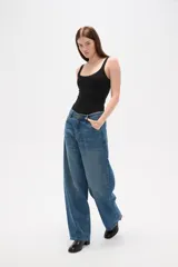 Pantalon de jean estilo barrel con tiro medio y corte holgado en las piernas.