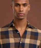 Camisa de algodón con estampado de cuadros en tonos azul, blanco y gris. Cuenta con cuello camisero, mangas largas abotonadas y corte comfort.