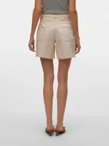 Short de denim color crudo de tiro medio, con corte holgado y cinturón de tela ajustable en la cintura.