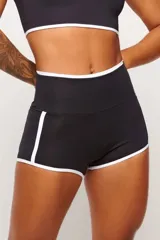 Short deportivo rojo con cintura alta y ribete blanco.