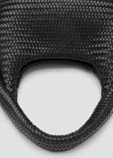 Bolso negro de mano con diseño trenzado y asa corta integrada.