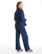 Pantalón tipo jogger de denim azul, con corte de pierna ancha y recta. Cuenta con pretina elastizada con cordón de ajuste y bolsillos laterales insertados.