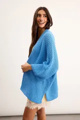 Saco tejido de punto con silueta oversize, color salmón, de manga caída y largo por debajo de la cadera.