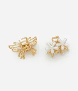 Kit de dos pinzas para el pelo con acabado dorado, una con diseño de mariposa calada y otra con diseño de flores con pétalos de perla artificial.
