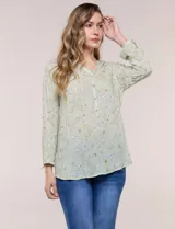 Blusa verde claro con estampado paisley, escote en V con botones frontales y manga larga.