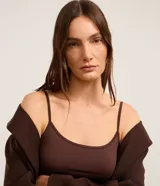 Musculosa básica Cortelle en color beige, con escote redondo y tirantes finos, confeccionada en poliamida con elastano.