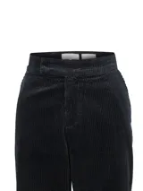 Pantalón de corte recto confeccionado en cotelé de algodón orgánico, color negro, con diseño clásico de bolsillos laterales y pretina estructurada.