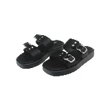 Sandalias marrones con plataforma negra, dos tiras anchas con hebillas doradas y plantilla acolchada.