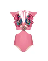 Traje de baño entero rosa con bordado floral multicolor, volados en los hombros y abertura en la cintura con hebilla geométrica.