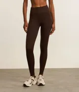 Calza deportiva marrón de poliamida con textura jacquard y cintura elástica. Diseño sin costuras para mayor comodidad.