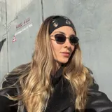 Lentes de sol con marco metálico dorado de forma rectangular y cristales oscuros con protección UV400.