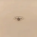 Anillo de plata 925 con una circonia central engarzada en seis puntas y banda delgada.