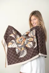 Pashmina rectangular grande color negro con estampado de rombos y hojas color marrón.