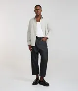 Camisa de vestir de hombre, corte regular, confeccionada en tejido de sastrería rayado. Tiene cuello solapa, abotonado delantero y mangas largas.