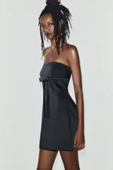 Vestido mini satinado negro con escote palabra de honor y detalle de lazo en el frente.