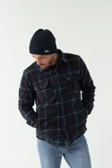 Sobrecamisa polar a cuadros azul marino, con bolsillos tipo cartera y laterales, logo en grifa de goma y fit regular.