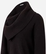 Suéter de punto color negro con fit holgado, mangas largas, cuello alto y bufanda integrada con caída frontal. Presenta puños y ruedo acanalados.