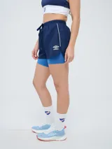 Short deportivo azul marino de mujer con calza interior celeste. Cuenta con cintura elástica ajustable con cordón y detalles de la marca Umbro y del Club Nacional de Football.