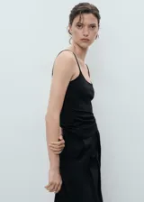 Top de tirantes finos con cuello escotado y diseño entallado al cuerpo.