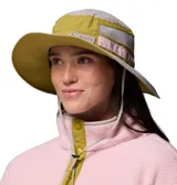 Gorro tipo pescador de color mostaza, con ala ancha, cordón ajustable con ceñidor y tecnología Omni-Wick para absorción de sudor.