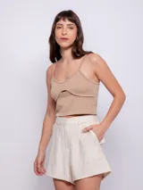 Short color crudo de tiro alto y corte holgado, con cuatro bolsillos, cierre frontal y elástico en la pretina trasera.