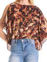 Blusa de gasa con estampado abstracto en tonos marrones y negros. Presenta cuello a la base, diseño de mangas tipo capa con aberturas laterales y silueta holgada con ruedo en punto smock.
