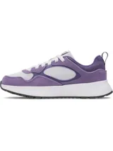 Championes Under Armour modelo Mirage Sport, con diseño de inspiración retro. Presenta una combinación de malla transpirable con superposiciones de gamuza y cuero en tonos violeta y blanco. Incluye entresuela de EVA para amortiguación y suela de goma resistente.