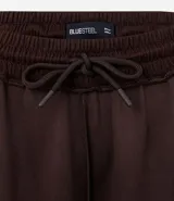 Pantalón de corte recto con cintura elástica y lazo de ajuste frontal. Confeccionado en tejido modal con caída fluida y estructura cómoda.