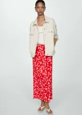 Falda midi de viscosa color rojo con estampado floral rosa, corte recto y cintura elástica.