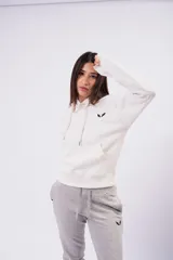 Campera de felpa con frisa y lycra color bordó, con capucha, cierre metálico y bolsillos frontales.