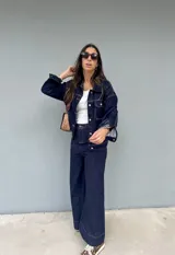 Pantalón de jean azul oscuro de corte ancho con mucha lycra.