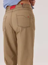 Pantalon de corte recto y tiro medio, color marron, con costuras a contratono, bolsillos traseros con pespuntes y detalle de pasacintos.