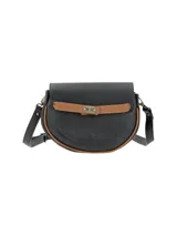 Cartera bandolera de cuero color negro con detalles en tostado, solapa redondeada y cierre metálico frontal con broche giratorio.