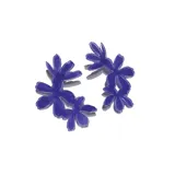 Par de aros colgantes con forma de flores de jazmín color violeta.