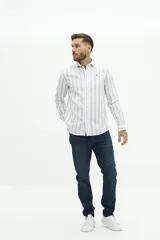 Camisa de manga larga de lino y algodón, color blanco con rayas verticales en tonos gris y beige. Presenta un corte semi slim y un pequeño logo bordado en el pecho.