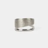 Anillo de plata 925 con diseño de banda ancha asimétrica y acabado mate.