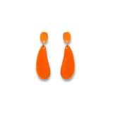 Aros colgantes de acrílico color naranja, con forma de gota y tope cuadrado.
