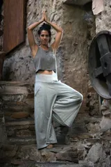 Pantalón palazzo gris melange de rústico de algodón, con tiro alto, bolsillos laterales, elástico en la espalda y faja ancha en la cintura.