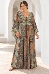 Vestido largo de estilo bohemio, color azul con estampado floral en tonos blancos y detalles geométricos en el escote y la cintura. Posee escote en V con cordones ajustables, mangas amplias tipo kimono y una silueta fluida y holgada.