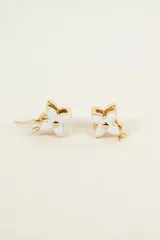 Par de caravanas doradas con forma de flor de cuatro pétalos esmaltados en blanco y centro dorado.