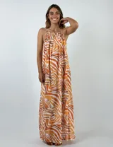 Vestido largo de viscosa con estampado abstracto en tonos naranja, marrón y blanco.