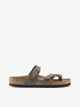 Sandalias Birkenstock modelo Mayari color gris topo, con dos tiras ajustables con hebilla metálica y tira entre los dedos. Plantilla anatómica de corcho y látex cubierta de ante. Suela de goma EVA.