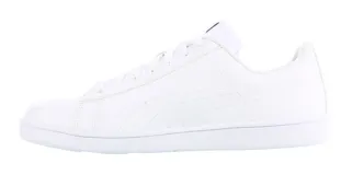 Championes urbanos Puma modelo Up, color negro con la icónica franja lateral en blanco y suela de goma blanca. Cuentan con cierre de cordones y logo de la marca en el lateral y la lengüeta.