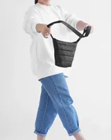 Bandolera celeste acolchada con correa larga ajustable de cinta negra.