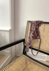 Bralette de encaje floral color lila, sin aro ni relleno, con breteles regulables y cierre trasero de tres posiciones.