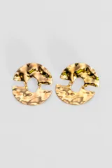 Par de caravanas colgantes doradas con forma de herradura texturizada.