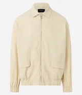 Campera color beige claro de algodón con textura arrugada, cuello inglés, cierre con cremallera, bolsillos laterales, elástico en la cintura y puños.