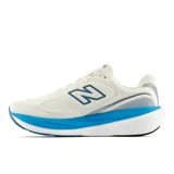 Championes de running New Balance 1080 V15, color beige claro con suela y detalles en azul y plateado. Cuentan con parte superior de malla transpirable, tecnología de amortiguación Infinion en la mediasuela y el logo N distintivo en los laterales.