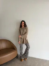 Pantalón estilo oxford de viscosa con estampado animal print tipo leopardo en tonos blanco y negro, de corte acampanado y tiro alto.